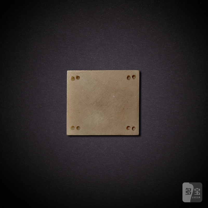 A pale celadon jade 'musician' belt plaque, Liao dynasty | 遼 青白玉伎樂紋帶板 - 图2